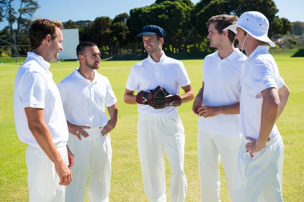 Jugadores de cricket de pie en el campo —  Fotos de Stock