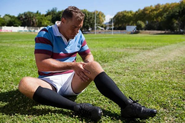 Joueur de rugby assis sur le terrain de jeu — Photo