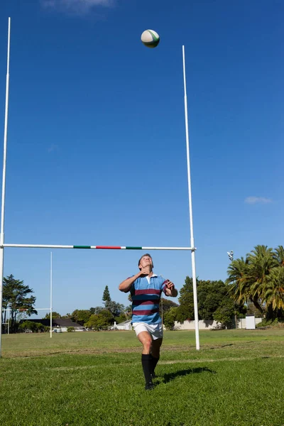 Jogador de rugby captura bola — Fotografia de Stock