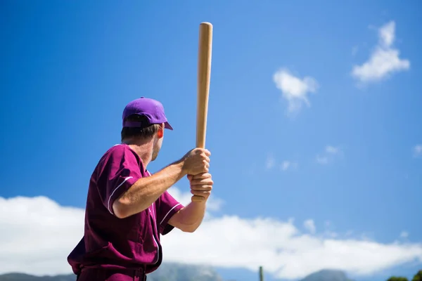 Baseballový hráč hospodářství bat — Stock fotografie