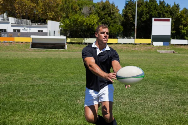 Joueur de rugby concentré jouant sur le terrain — Photo