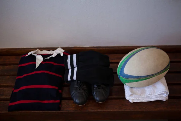 Rugby boll med kläder och skor — Stockfoto
