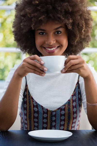 Mujer con el pelo muy rizado tomando café —  Fotos de Stock