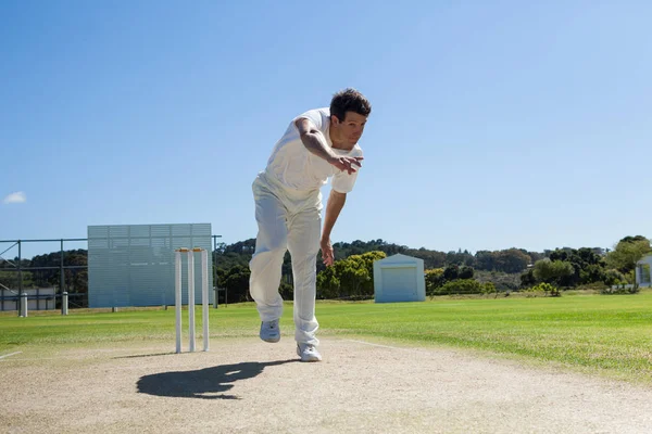 Bowler delivering ball — Stock Photo, Image