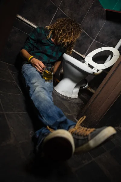 Hombre durmiendo en el baño — Foto de Stock