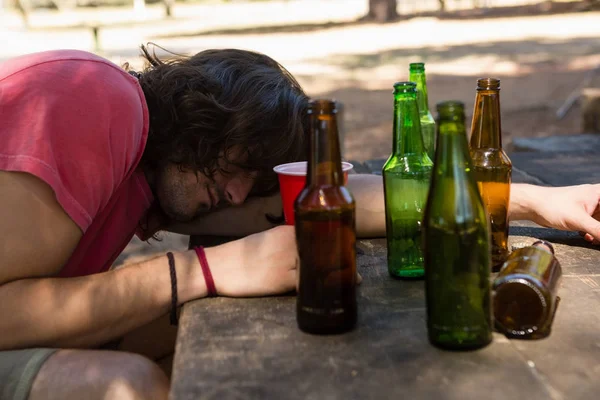 Bêbado encostado na mesa — Fotografia de Stock