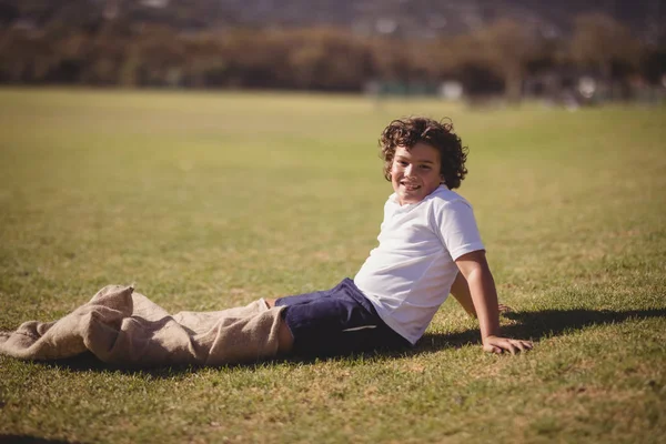 Schoolmeisje voorbereiden zaklopen in park — Stockfoto