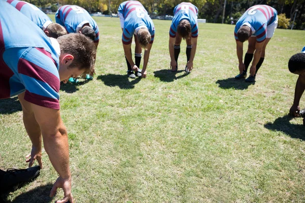 Rugby hráči ohýbání — Stock fotografie