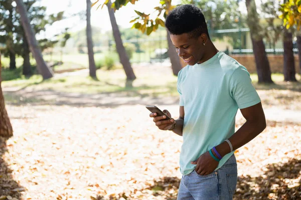 Homme utilisant le téléphone portable dans le parc — Photo