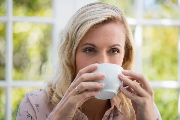 Pensativa mujer de negocios bebiendo café en la cafetería —  Fotos de Stock