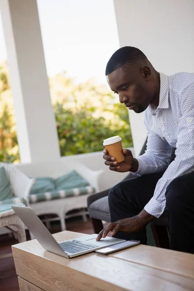 Homem de negócios focado segurando xícara de café — Fotografia de Stock