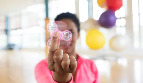 Girl playing with fidget spinner — Stock Photo, Image