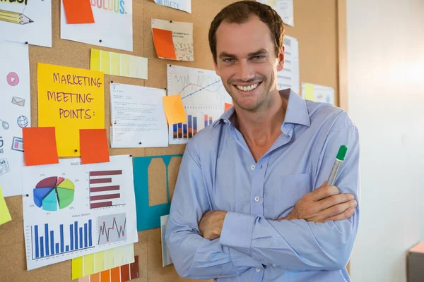 Male executive standing with arms crossed — Stock Photo, Image