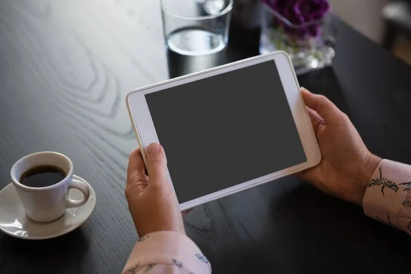 Handen van zakenvrouw houden van Tablet PC — Stockfoto