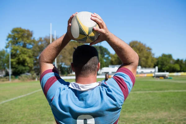 Jugador de pie con pelota de rugby — Foto de Stock