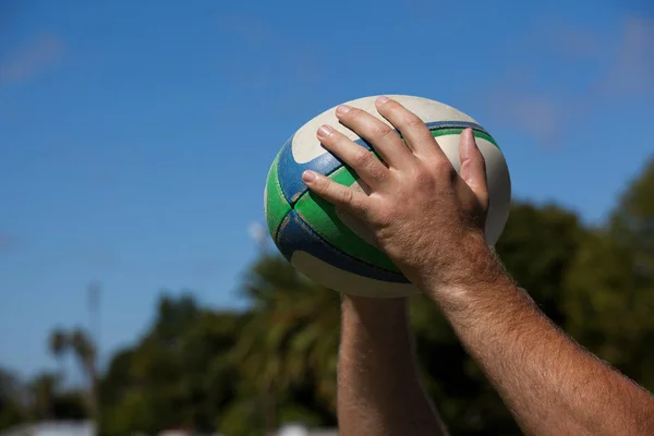 Joueur tenant une balle de rugby — Photo