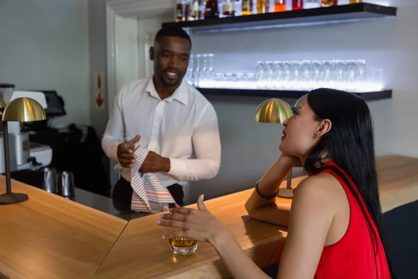 Bar tender talking with beautiful woman — Stock Photo, Image