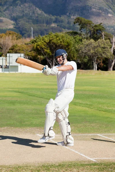 Bateador jugando cricket en el campo — Foto de Stock