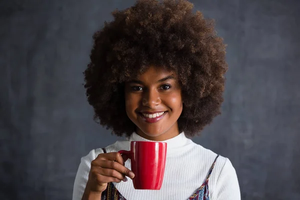 Femme souriante tenant une tasse de café — Photo