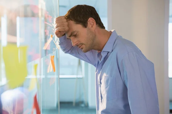 Executivo deprimido inclinação em placa de vidro — Fotografia de Stock