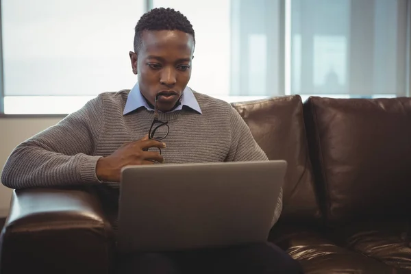 Ejecutiva masculina usando laptop — Foto de Stock