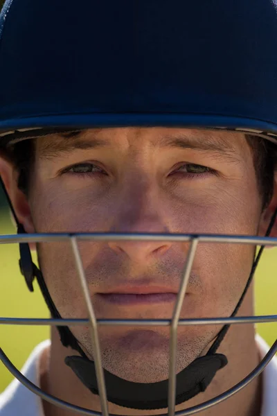 Jogador de críquete usando capacete — Fotografia de Stock