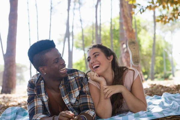 Pareja acostada sobre una manta — Foto de Stock