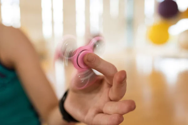 Chica jugando con fidget spinner —  Fotos de Stock