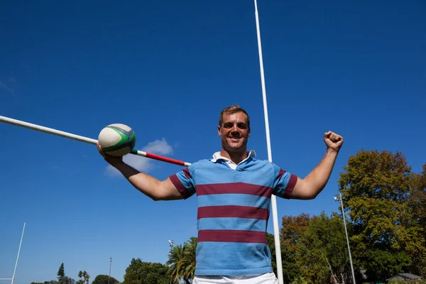 Glad rugby spelare innehav boll — Stockfoto