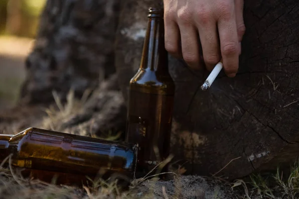 Hand van dronken man met een sigaret — Stockfoto