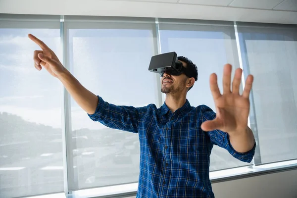 Executive using virtual reality headset in office — Stock Photo, Image