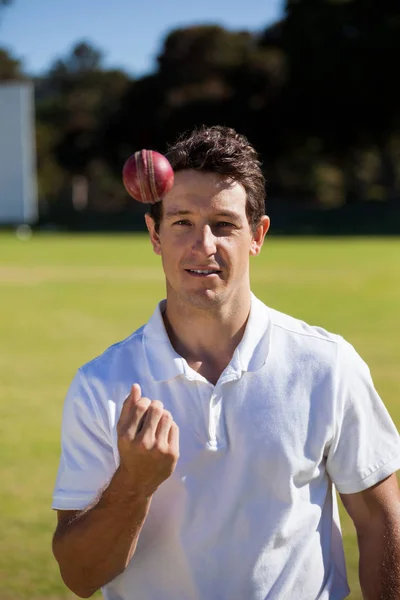 Självsäker bowler med bollen under match — Stockfoto