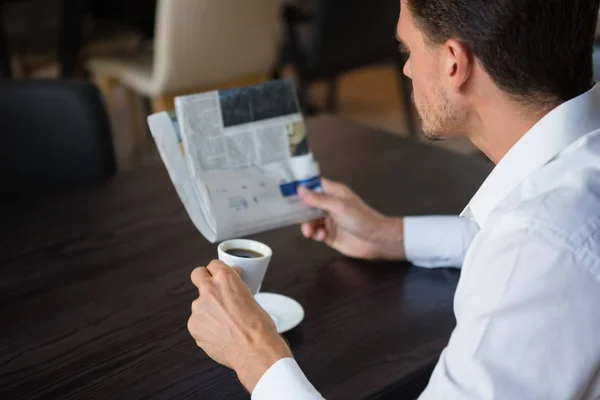 Empresario leyendo periódico — Foto de Stock