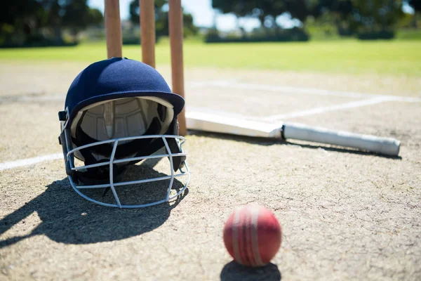 Esportes capacete e bola com morcego — Fotografia de Stock