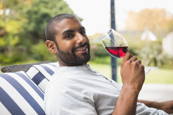Uomo che beve vino rosso — Foto Stock