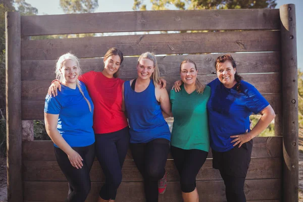 Mujeres en forma de pie en el campo de entrenamiento — Foto de Stock