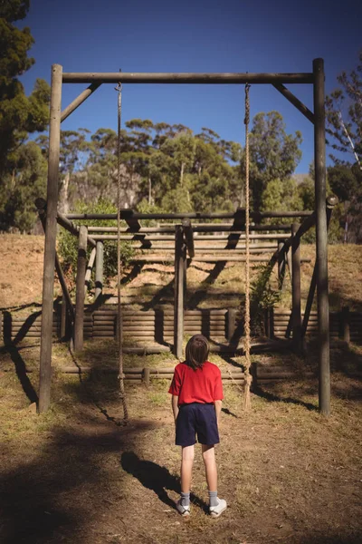 Enfant regardant l'équipement extérieur — Photo