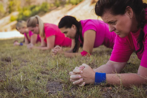 Donne in forma che esercitano nel campo di addestramento — Foto Stock