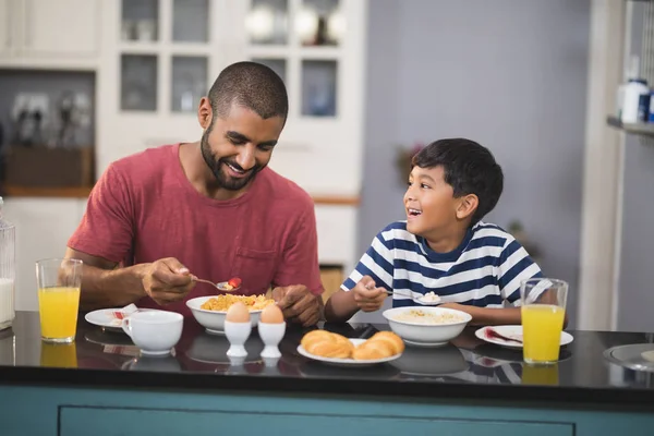 Hombre feliz con hijo desayunando — Foto de Stock