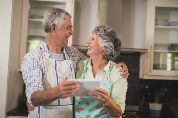 Pareja de ancianos celebración tableta digital — Foto de Stock