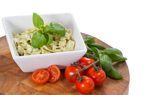 Fettuccine pasta con tomates y hierbas — Foto de Stock