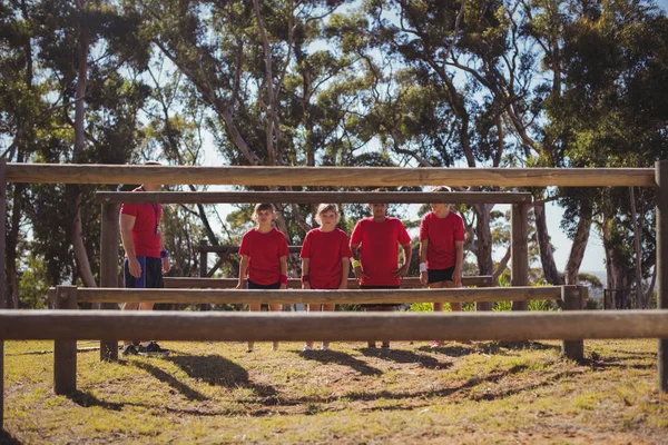 Trainer opdrachtgever kinderen — Stockfoto