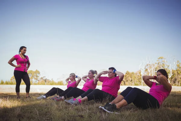 Vrouwelijke trainer opdrachtgever vrouwen — Stockfoto