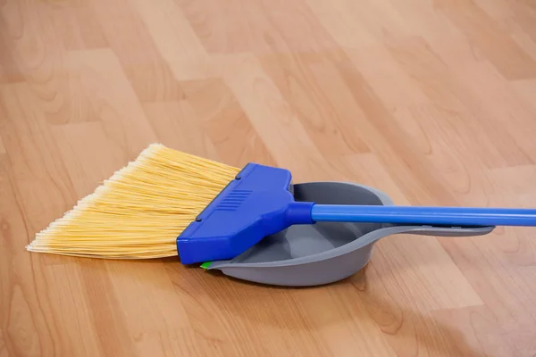 Sweeping broom with dustpan — Stock Photo, Image