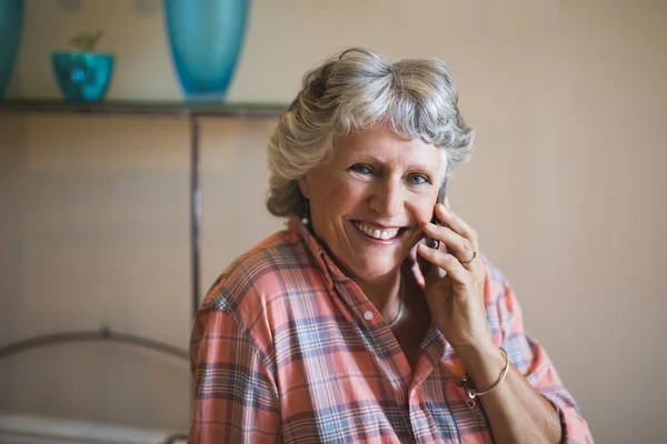 Senior vrouw praten over telefoon — Stockfoto