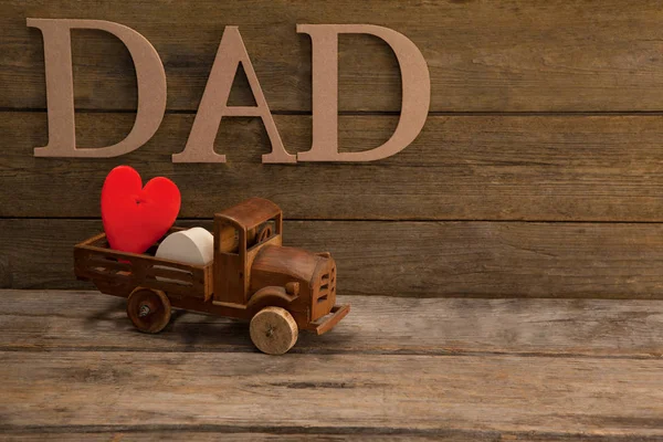 Texto pai por forma de coração em caminhão de brinquedo — Fotografia de Stock