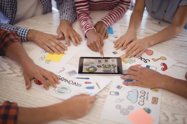 Geschäftsteam arbeitet am Schreibtisch zusammen — Stockfoto