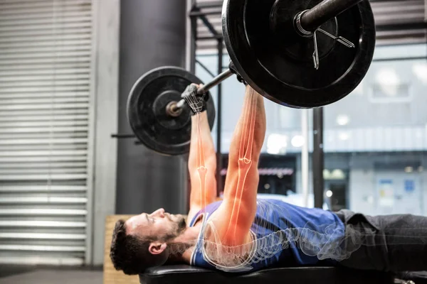 Atleta masculino se exercitando no ginásio — Fotografia de Stock