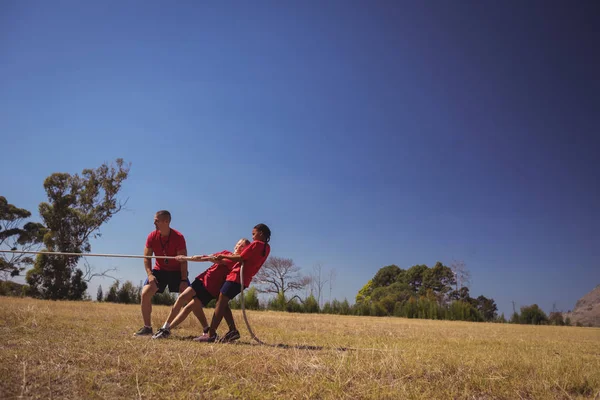 Niños jugando tira y afloja —  Fotos de Stock