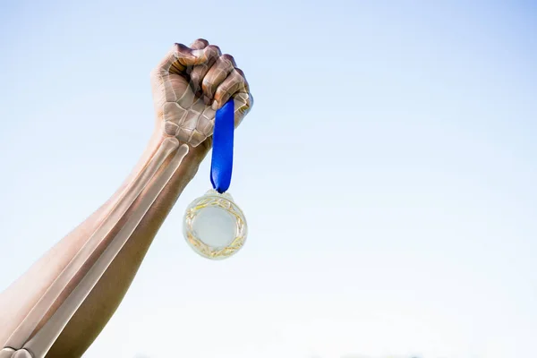 Спортивная рука с золотой медалью — стоковое фото